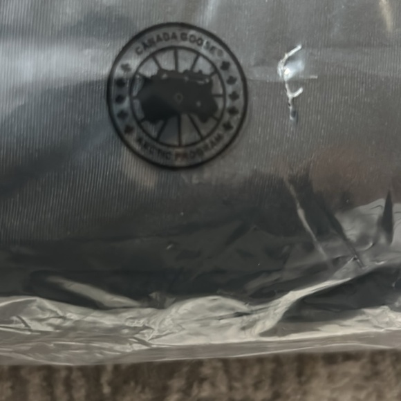 Canada goose jacket with real fur brand new sealed XL but fits like a large - Picture 8 of 10